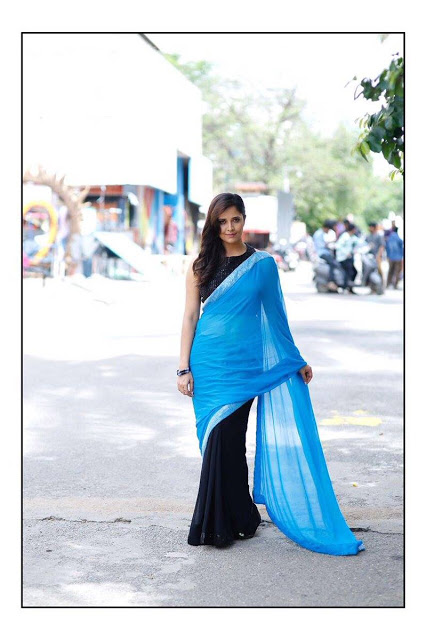 Hot TV Actress Anasuya Bharadwaj Long Hair pics In Blue Saree 3